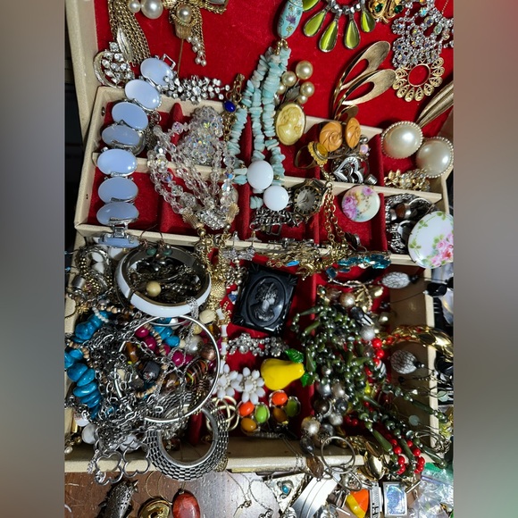 VINTAGE JEWELRY “WONDERS FOUND”
FOR A POSHMARK SHOW at 6PM ET - Picture 4 of 6